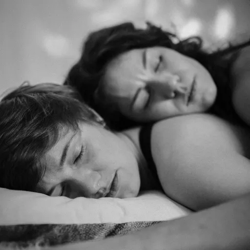 Zwei Frauen liegen gemütlich angekuschelt aufeinander.