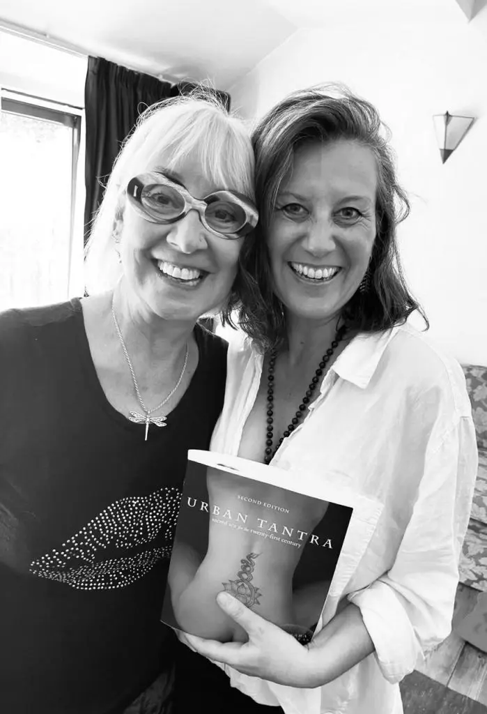 Jasmin Arm in Arm mit Barbara Carellas. Sie hält ihr Buch "Urban Tantra" vor sie.
